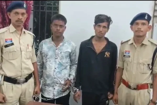 सार्वजनिक स्थान पर धारदार चाकू लहराकर लोगों को डराने-धमकाने वाले 02 आरोपी गिरफ्तार…