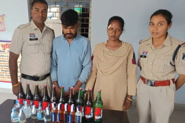 स्कूटी में बीयर और अंग्रेजी शराब की तस्करी करते आरोपी गिरफ्तार…