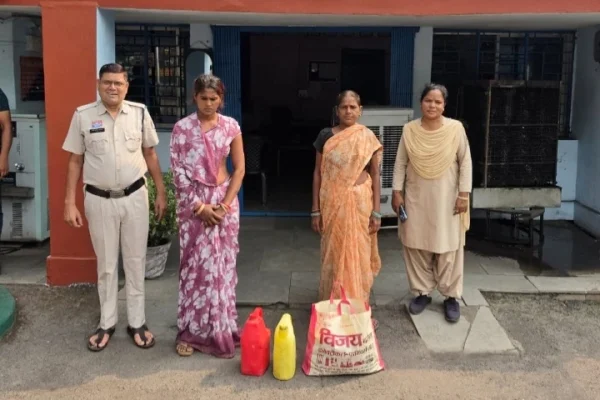 17 लीटर अवैध महुआ शराब जब्त, 2 महिला आरोपी गिरफ्तार…