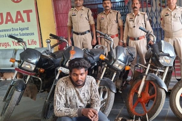 लगातार मोटरसाइकिल चोरी की घटनाओं का खुलासा, 01 अपचारी बालक एवं 01 आरोपी गिरफ्तार…