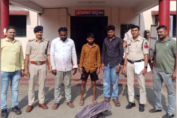 कंपनी से कॉपर रोप, प्लेट एवं ब्रास राउंड चोरी के प्रकरण में 02 चोर सहित 01 चोरी का सामान खरीदने वाले कबाड़ी को किया गया गिरफ्तार…