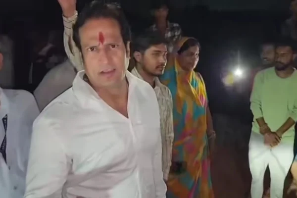 आधी रात ग्रामीणों को देखने नकटी गांव पहुंचे विकास उपाध्याय लोगो को देख हुए भावुक…