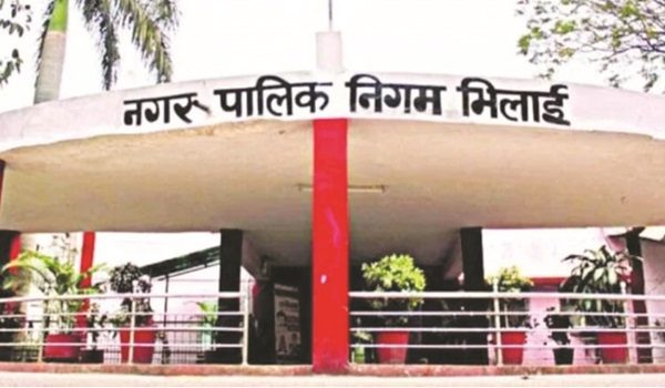 ताश खेलते पकड़े गए निगम के तीन कर्मचारी निलंबित