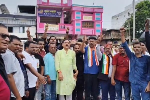 सारंगढ़ में कांग्रेस ने फूंका पीएम का पुतला, पुलिस से हुई झूमाझटकी