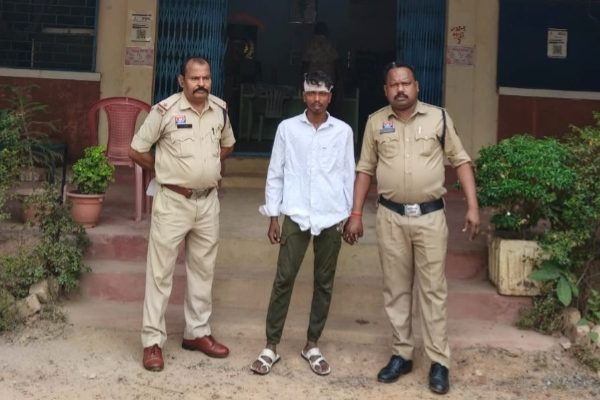 युवती से छेड़छाड़ और बीच-बचाव करने आए युवक पर चाकू से जानलेवा हमला करने वाला आरोपी गिरफ्तार…