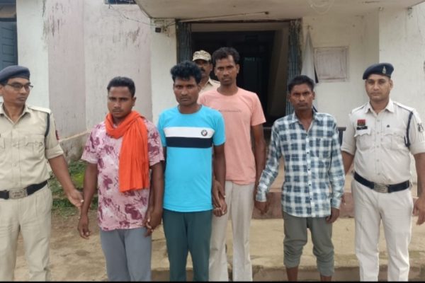 गौवंश वध के मामले में जशपुर पुलिस की बड़ी कार्रवाई, 04 आरोपी गिरफ्तार, घटना में प्रयुक्त हथियार, मोटरसाइकिल एवं टॉर्च जब्त…
