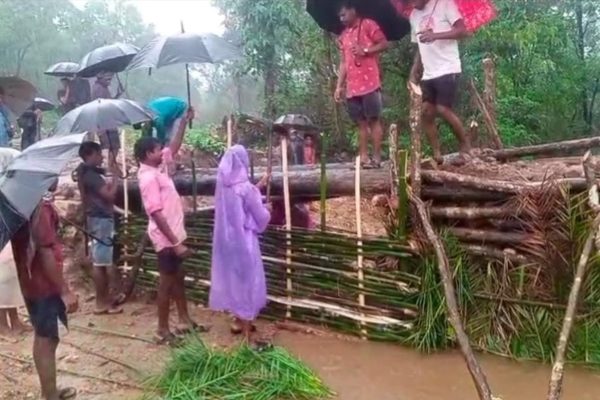 सरकारी मदद न मिलने से ग्रामीणों ने बैठक कर खुद बांस व लकड़ी से निर्मित अस्थाई पुल का किया निर्माण…