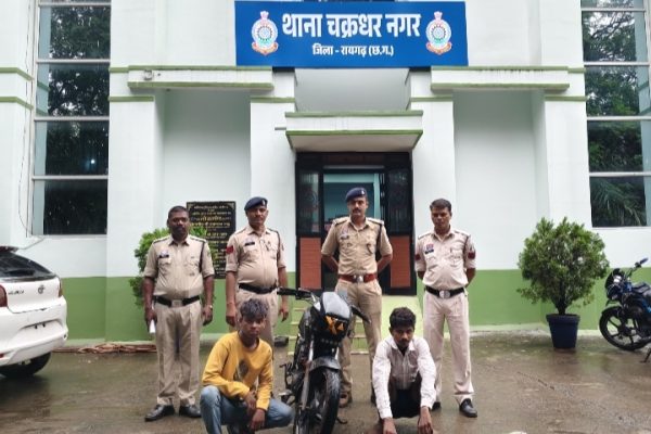 मोबाइल झपटमारी करने वाले चाचा-भतीजा गिरफ्तार…