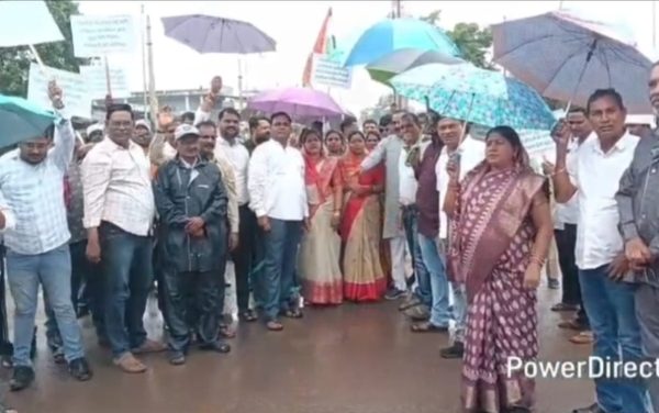 दिल्ली में छात्रों पर कथित लाठीचार्ज के विरोध में रतनपुर कांग्रेस का प्रदर्शन, प्रधानमंत्री का पुतला दहन कर की नारेबाजी