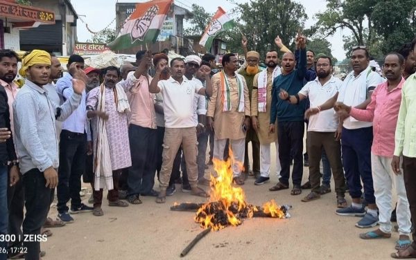 मोदी सरकार के खिलाफ फुटा कांग्रेस का आक्रोश मैनपुर मे रैली निकाल फुका पुतला
