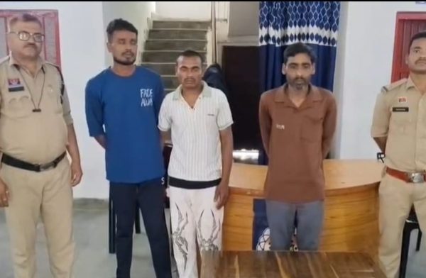 रास्ता रोककर आंख में मिर्च पाउडर झोंक लूटपाट की कोशिश करने वाले तीन बदमाश गिरफ्तार, शराब के लिए पैसों की कर रहे थे मांग
