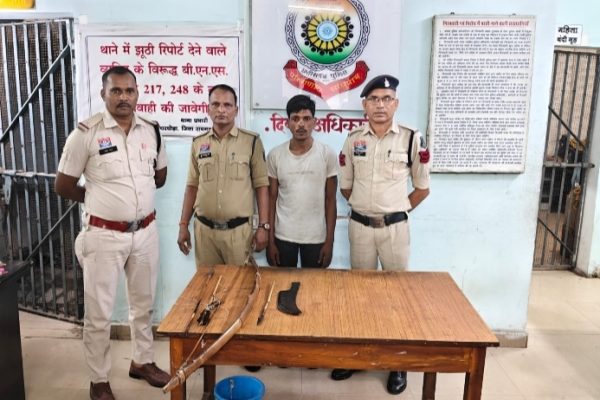 तीर-धनुष, लोहे का कत्ता के साथ लोगों को धमका रहा आरोपी गिरफ्तार…