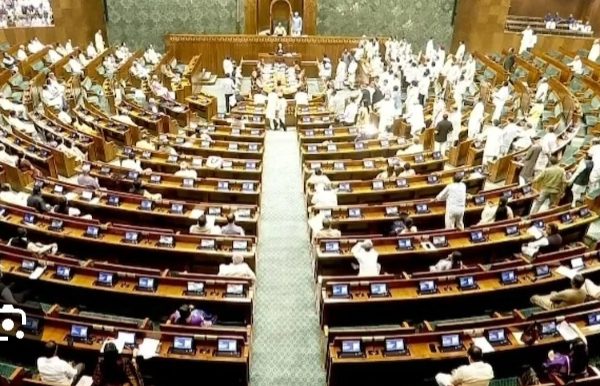 संसद में विपक्ष का जम कर हंगामा, प्रधानमंत्री और गृहमंत्री रहे गायब…