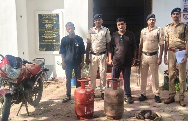 दो चोर व चोरी का माल खरीदने वाला बर्तन व्यवसायी गिरफ्तार…