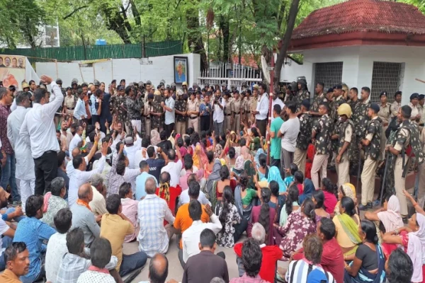 नकटी गाँव के लोगों फूटा गुस्सा, मुख्यमंत्री साय और मंत्री ओपी चौधरी के निवास का किया घेराव…