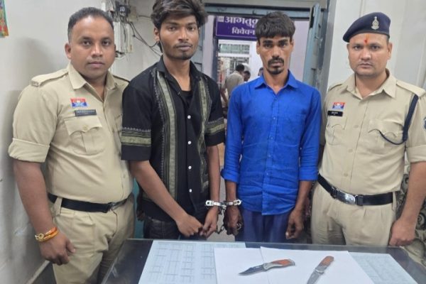 सार्वजनिक स्थान पर धारदार चाकू लेकर आमजन को डराने वाले 02 आरोपी गिरफ्तार