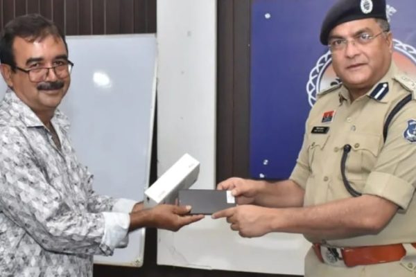 दुर्ग पुलिस ने 200 गुम मोबाइल लौटाए, लोगों के चेहरों पर लौटी मुस्कान