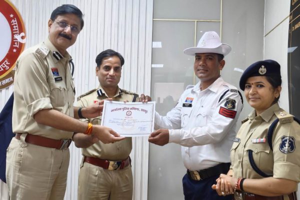 रायपुर कमिश्नर ने उत्कृष्ट कार्य करने वाले यातायात पुलिसकर्मियों को सम्मानित किया….