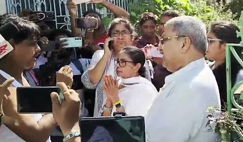 ममता बनर्जी के काफिले पर हमले से गरमाया बंगाल का माहौल, BJP ने TMC के आरोपों पर किया पलटवार