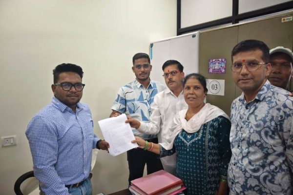 कॉलोनी में अव्यवस्थाओं के बीच मासिक शुल्क के आदेश से रहवासियों में आक्रोश