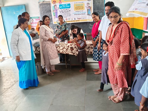 राष्ट्रीय कृमि मुक्ति दिवस पर बच्चों को खिलाई गई एल्बेंडाजोल की गोली