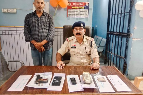 12 लाख के जेवर लूटकांड का फरार आरोपी गिरफ्तार, पिस्टल-कारतूस और नकदी बरामद