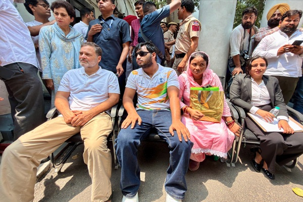 DCP ऑफिस के बाहर धरने पर बैठे राहुल गांधी, FIR को लेकर दिल्ली पुलिस से टकराव…