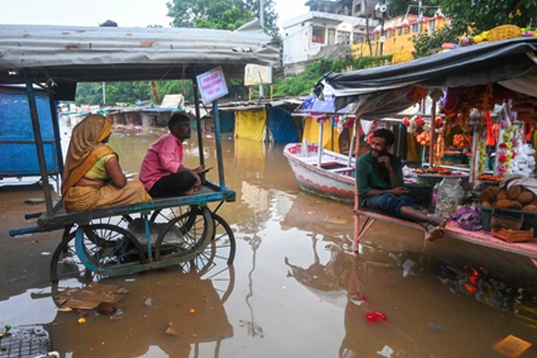 MP में भारी बारिश से हाहाकार: नदियां उफान पर, कई जिलों में स्कूल बंद…