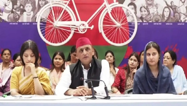 यूपी चुनाव से पहले सपा का ‘महिला कार्ड’, हर महिला को ₹40 हजार सालाना देने का ऐलान