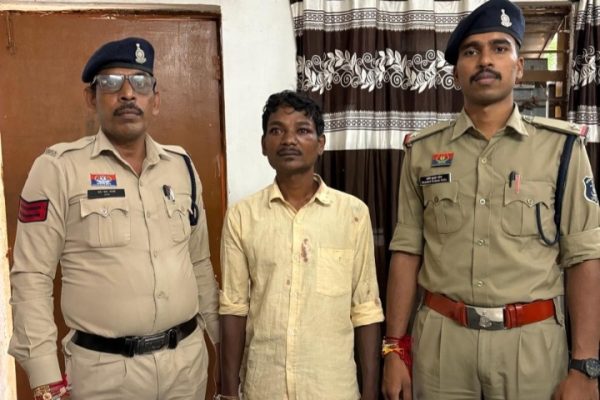 अवैध रूप से मुर्गा काटने वाला हथियार रखकर लहराने वाला आरोपी को किया गया गिरफ्तार…