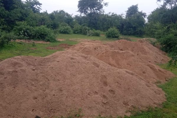 छुरिया गोपालपुर क्षेत्र में जगह जगह झाड़ियों के पीछे रेत डंप…