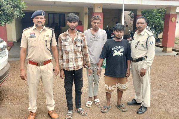सिलतरा क्षेत्र में चाकू टिकाकर नगदी रकम एवं मोबाइल लूटने वाले हिस्ट्रीशीटर सहित 03 आरोपी गिरफ्तार…