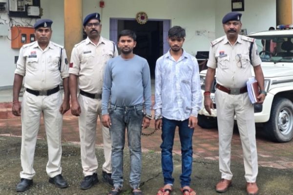 गांजा तस्करी के मामले में फरार दो आरोपियों को प्रयागराज उत्तर प्रदेश से ढूंढ लाई जशपुर पुलिस, भेजा जेल