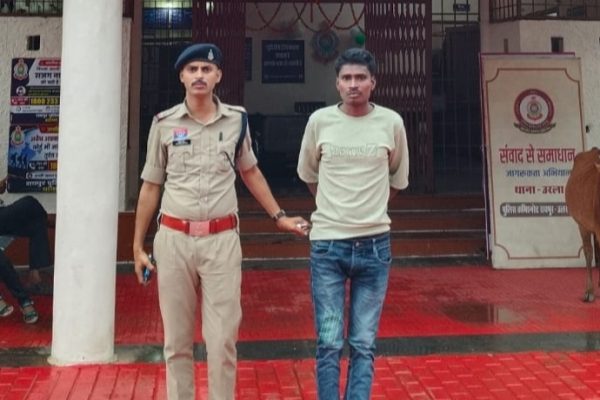 धारदार चाकू के साथ आरोपी सुभाष सादा गिरफ्तार…