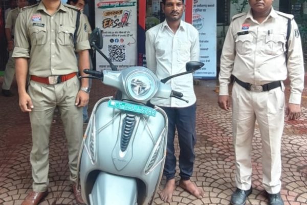 बजाज ई स्कूटी चोरी करने वाला आरोपी घनीराम रोहिदास रंगेहाथ गिरफ्तार…