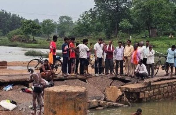 फिंगेश्वर ब्लॉक के रवेली गांव के नाले की पुलिया 5 साल से क्षतिग्रस्त…