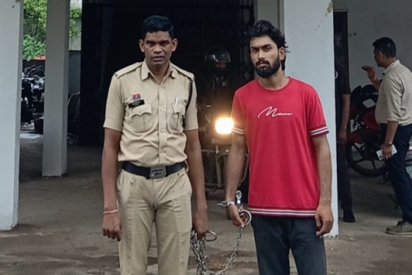 नाबालिग से दुष्कर्म कर गर्भवती करने, फर्जी दस्तावेजों से प्रसव कराने एवं नवजात शिशु की बिक्री के मामले में अन्य 01 आरोपी गिरफ्तार…