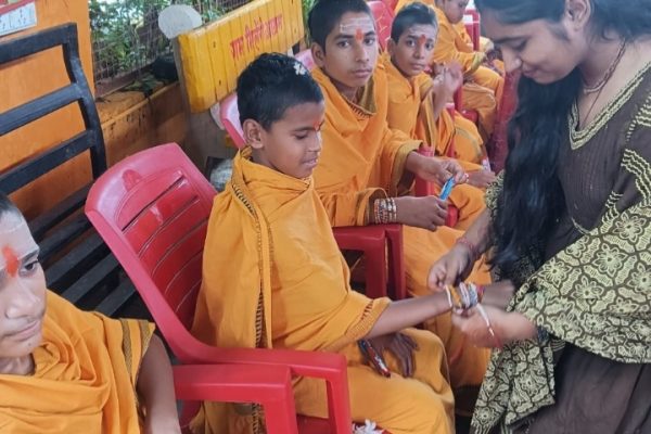 आश्रम में रक्षाबंधन का पावन पर्व बटुकों के साथ हर्षोल्लास से मनाया…