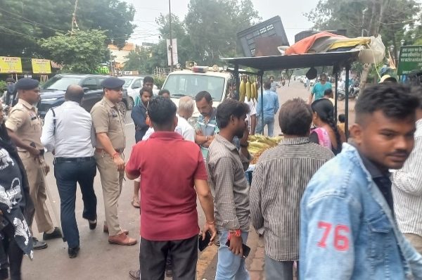 टाटीबंध क्षेत्र में एम्स के सामने अतिक्रमण पर यातायात पुलिस एवं नगर निगम की संयुक्त कार्यवाही…