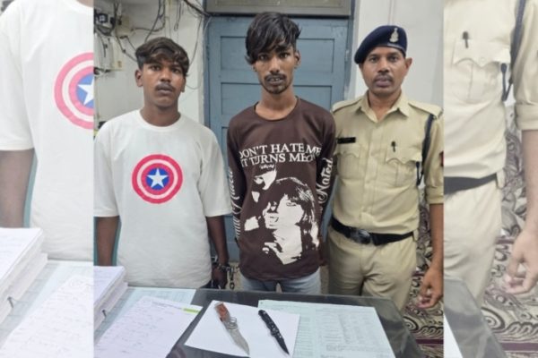 धारदार बटनदार चाकू लेकर आम लोगों को डराने-धमकाने वाले 02 आरोपी गिरफ्तार…
