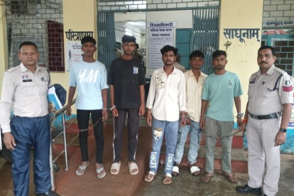 रास्ता रोककर राहगीर से मारपीट, जान से मारने की धमकी, वाहन में तोड़फोड़ एवं मोबाइल-नगदी लूट की घटना में 05 आरोपी गिरफ्तार…