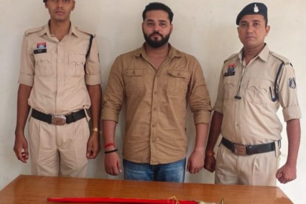 धारदार तलवार के साथ आरोपी गिरफ्तार, आम सड़क पर लहराकर लोगों को भयभीत कर रहा था युवक…