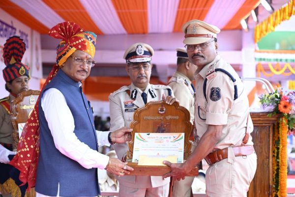 मुख्यमंत्री श्री विष्णु देव साय के करकमलों से उत्कृष्ट सेवा के लिए सम्मानित हुए पुलिस एवं नगर सेना के अधिकारी-कर्मचारी