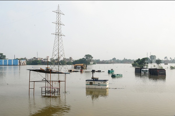 बिहार में गंगा समेत कई नदियां खतरे के निशान से ऊपर, कई जिलों में सड़क संपर्क टूटा…