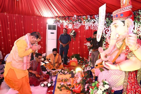 मुख्यमंत्री निवास में विराजे भगवान गणेश: मुख्यमंत्री साय ने परिवारजनों के साथ विधि-विधान से की गणपति की स्थापना और पूजा-अर्चना…