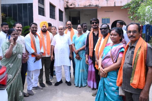 सेवा संकल्प अभियान के तहत मेकाहारा पहुंचे विधायक पुरन्दर मिश्रा, मरीजों को बांटे फल