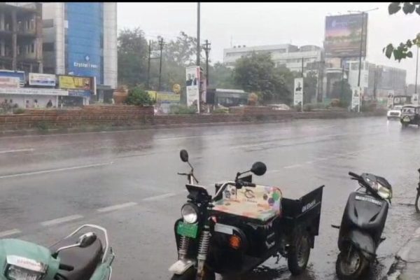 रायपुर में अचानक बरसे बादल, झमाझम बारिश से मौसम हुआ सुहाना, आने-जाने में बढ़ी मुश्किलें…