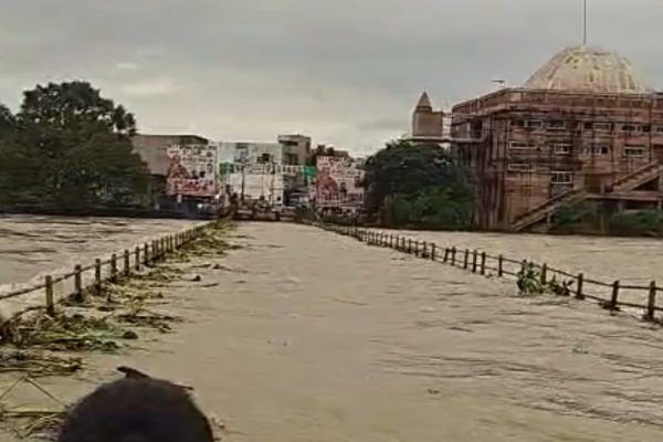 खारून नदी उफान पर: रायपुर से अमलेश्वर, पाटन, भिलाई और सांकरा को जोड़ने वाला मार्ग पूरी तरह बंद…