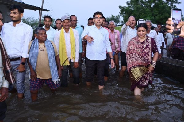 बाढ़ पीड़ितों के बीच पहुंचे राजस्व मंत्री टंक राम वर्मा, लखना, बेमता और बलौदीखुर्द का दौरा कर जताया संबल, हर संभव मदद का दिया भरोसा…