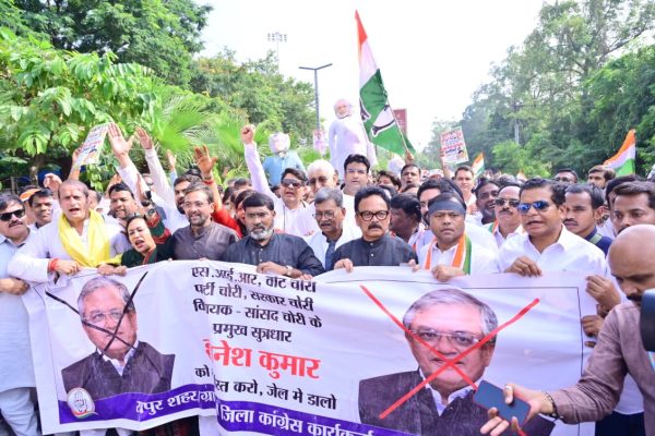 मुख्य चुनाव आयुक्त ज्ञानेश कुमार के खिलाफ बड़ा विरोध प्रदर्शन, प्रभारी सुखदेव भी प्रदर्शन में हुए शामिल…
